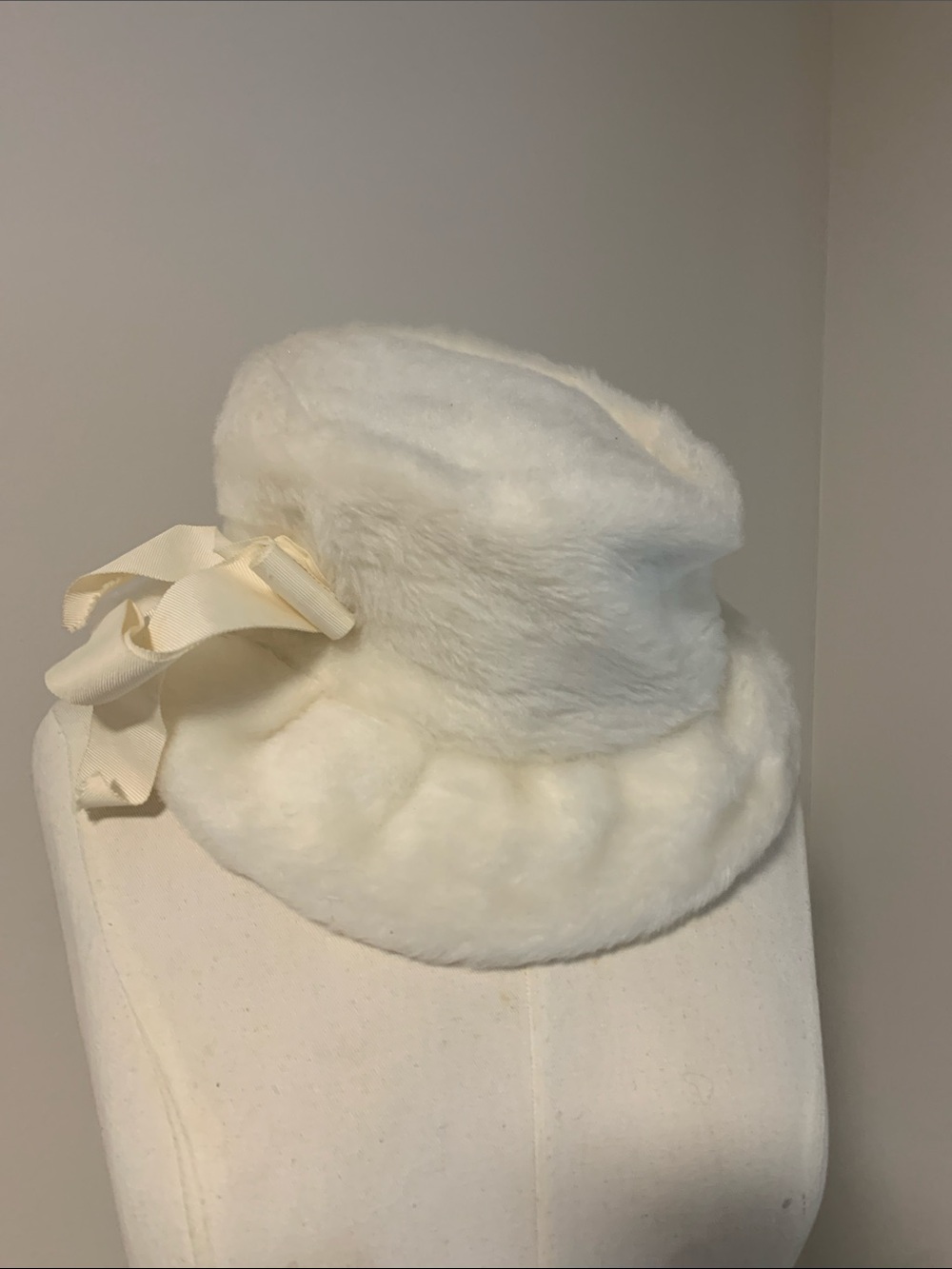 Vintage faux fur white womans hat - Picture 1 of 6